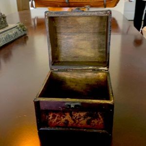 ANTIQUE JEWELRY BOX